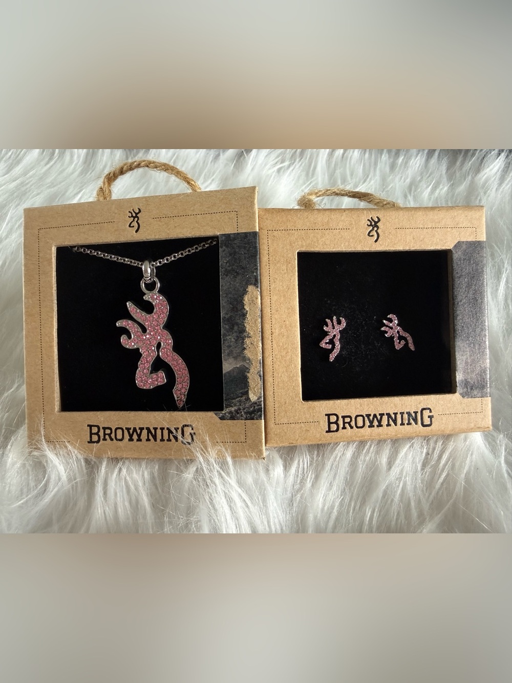🦌 BROWNING Pink Rhinestone
Buckmark Necklace & Earrings
Jewelry Set